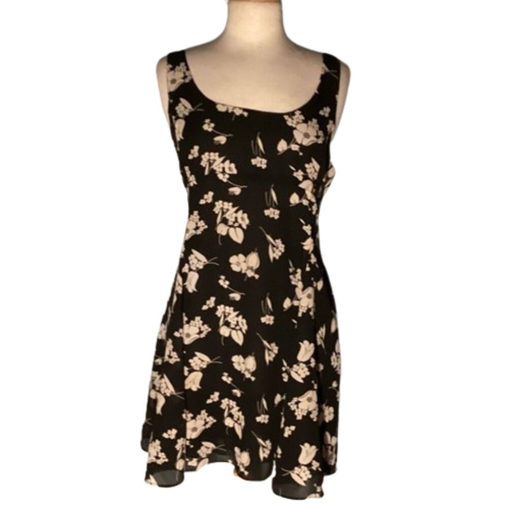 The Limited Floral Scoop Neck Hourglass Sleeveless Dress. 14